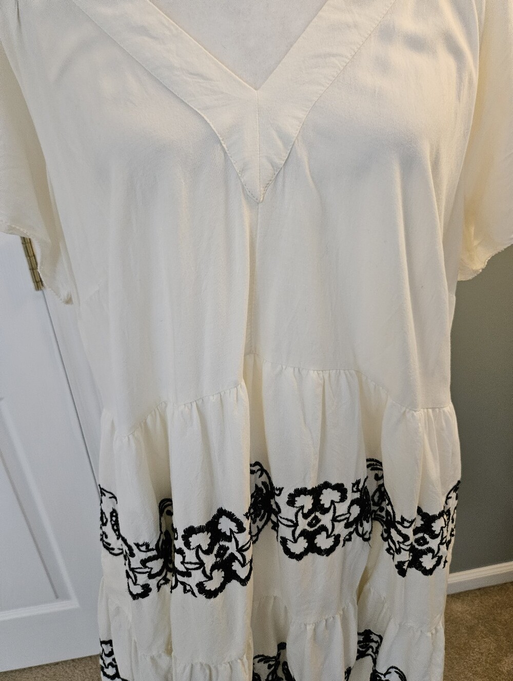 Old Navy Cream Midi Dress with Black Embroidered Floral Design Size XL Pockets - Picture 10 of 13